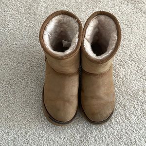 Uggs Water resistant kid size USA 12 chestnut